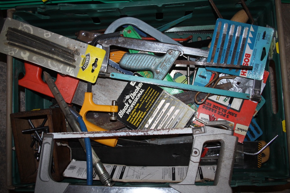 THREE TRAYS OF HANDTOOLS TO INCLUDE MOSTLY PLIERS AND SCREWDRIVERS PLUS TWO CAR RAMPS (PLASTIC TRAYS - Image 2 of 5