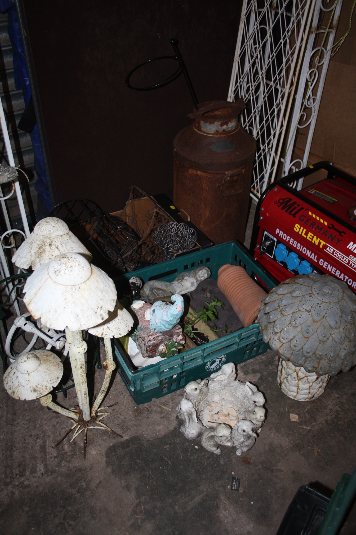 A SELECTION OF GARDEN ORNAMENTS ETC TO INCLUDE METAL MUSHROOMS, BASKETS, MILK CHURN (AS FOUND NO BAS