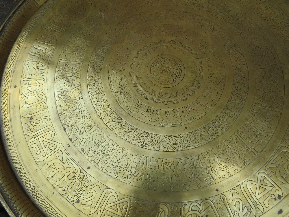 AN EASTERN BRASS TOPPED TABLE ON FOLDING STAND WITH TWO SMALL STOOLS (3) - Image 5 of 10