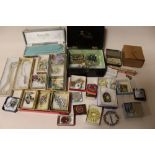 A BOX OF COSTUME JEWELLERY AND COLLECTABLES TO INCLUDE A VINTAGE RONSON LIGHTER, SHAVING KIT ETC.