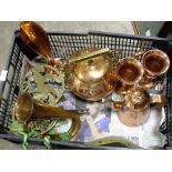 A TRAY OF METALWARE TO INCLUDE A COPPER KETTLE AND COPPER BUGLE