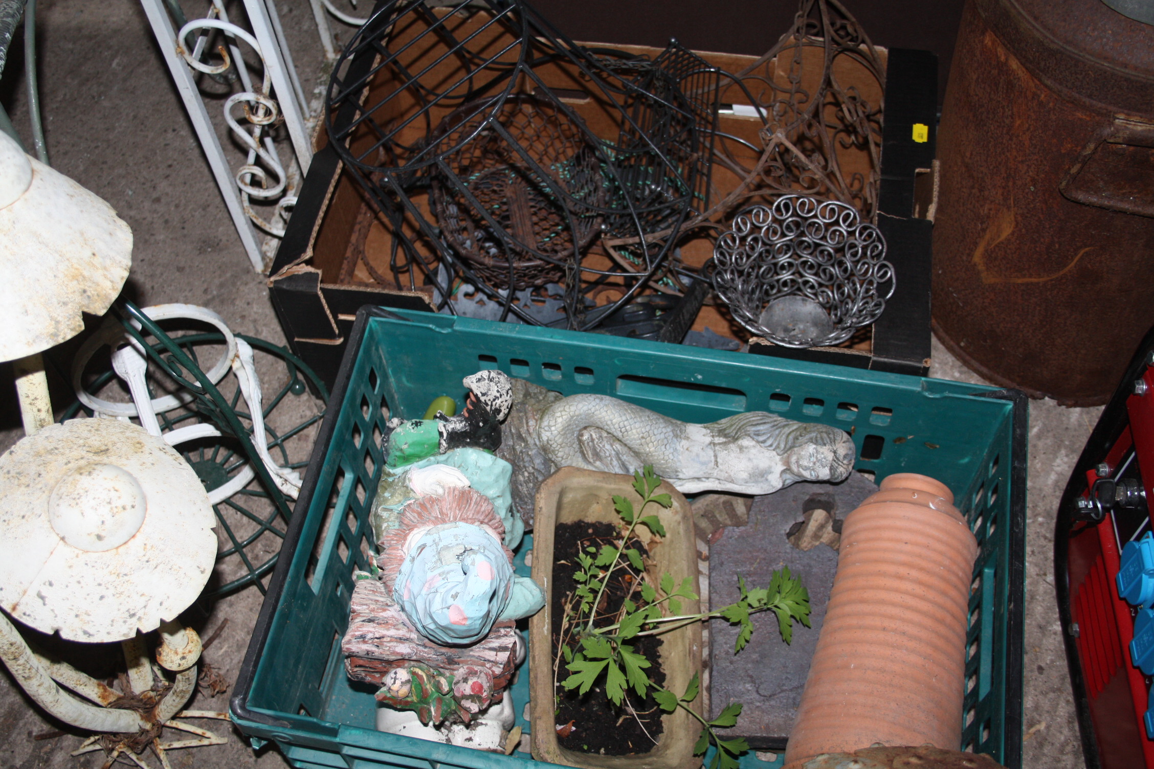 A SELECTION OF GARDEN ORNAMENTS ETC TO INCLUDE METAL MUSHROOMS, BASKETS, MILK CHURN (AS FOUND NO BAS - Image 3 of 3