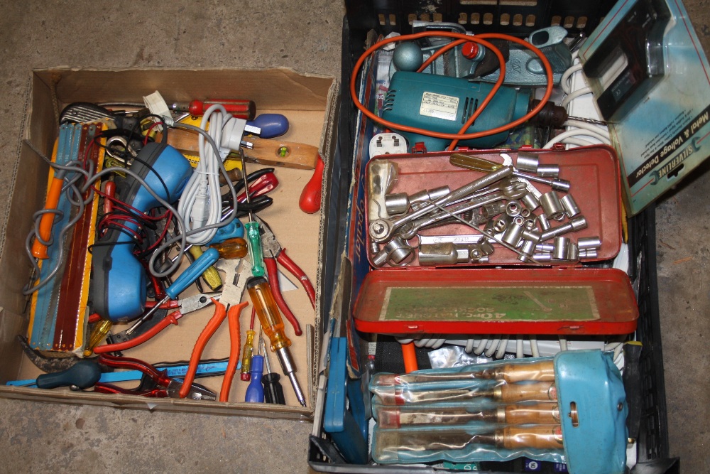 A SMALL BOX OF TOOLS TOGETHER WITH A TRAY OF TOOLS TO INCLUDE A RATCHET SOCKET SET, CHISELS ETC