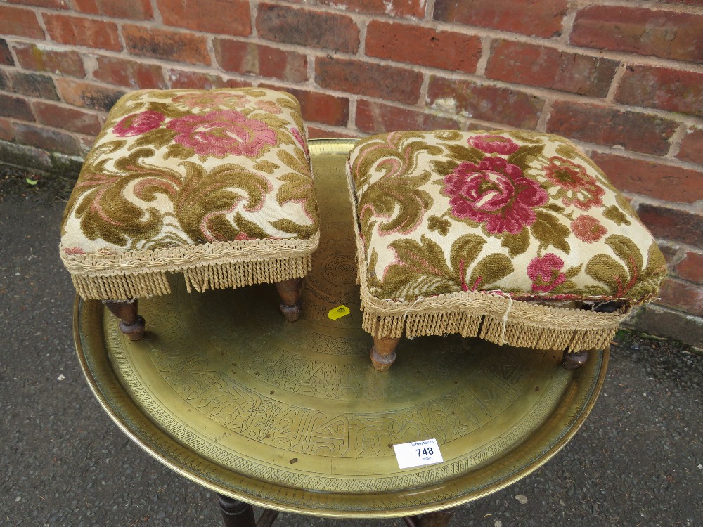 AN EASTERN BRASS TOPPED TABLE ON FOLDING STAND WITH TWO SMALL STOOLS (3) - Image 7 of 10