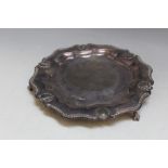 A HALLMARKED SILVER CARD TRAY BY CARR'S OF SHEFFIELD - SHEFFIELD 1992, on ball and claw feet, approx