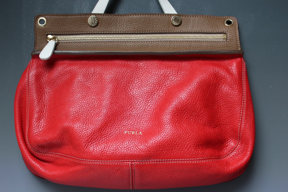 A FURLA SATCHEL STYLE HANDBAG WITH ADDITIONAL SHOULDER STRAP, red leather with cream and brown - Image 2 of 6