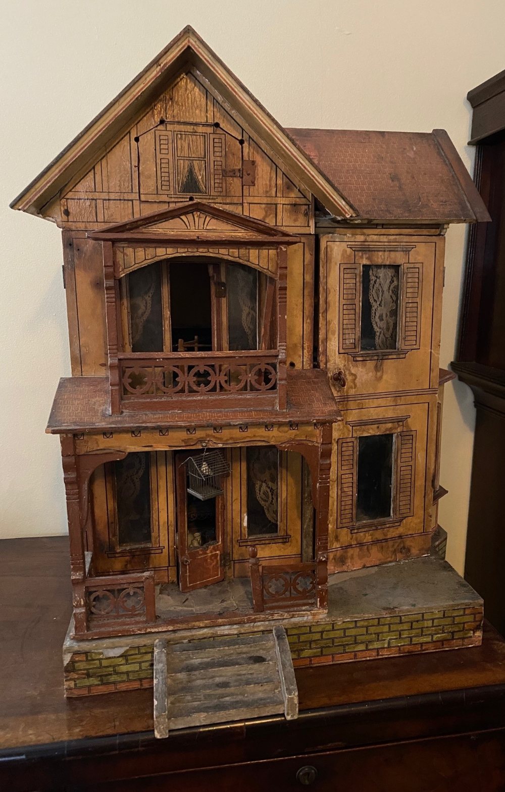 A VINTAGE MORITZ GOTTSCHALK DOLLS HOUSE - GERMAN CIRCA 1900, the chromolithographed facade with left