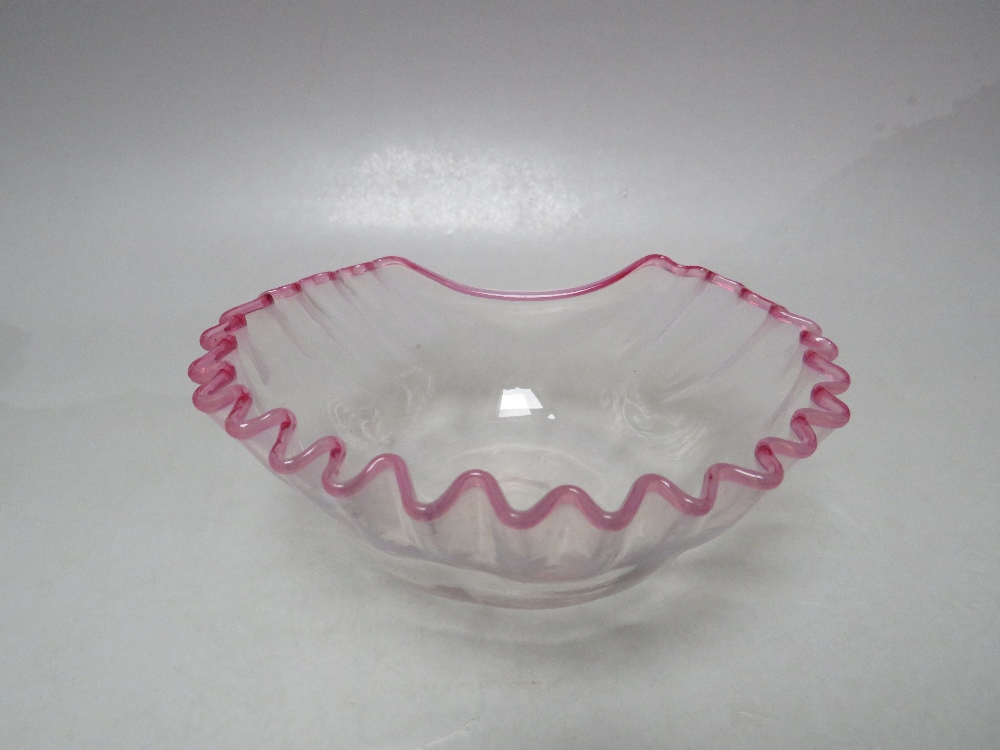 AN EARLY 20TH CENTURY STOURBRIDGE CLEAR AND OPALESCENT PINK FRILLED GLASS BOWL, with pontil mark