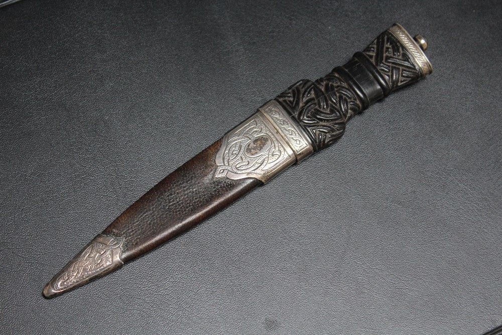 A SCOTTISH HALLMARKED SILVER MOUNTED SGIAN - DHU DAGGER - EDINBURGH 1913, makers mark of Henry