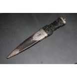 A SCOTTISH HALLMARKED SILVER MOUNTED SGIAN - DHU DAGGER - EDINBURGH 1913, makers mark of Henry