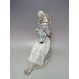 A LARGE LLADRO FIGURINE 'EMBROIDERY LADY' DEPICTING A SEATED LADY SEWING A TAPESTRY, H 28 cm