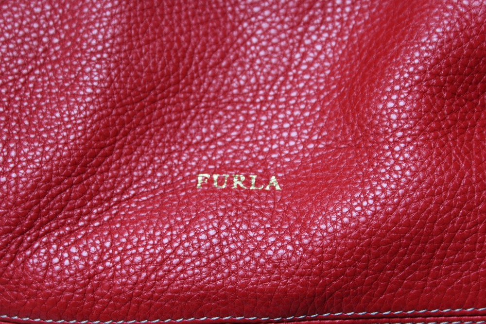 A FURLA SATCHEL STYLE HANDBAG WITH ADDITIONAL SHOULDER STRAP, red leather with cream and brown - Image 3 of 6