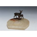 AN AUSTRIAN TYPE COLD PAINTED BRONZE FIGURES OF A DEER AND FAWN SET ON AN ONYX DISH, W 16.5 cm