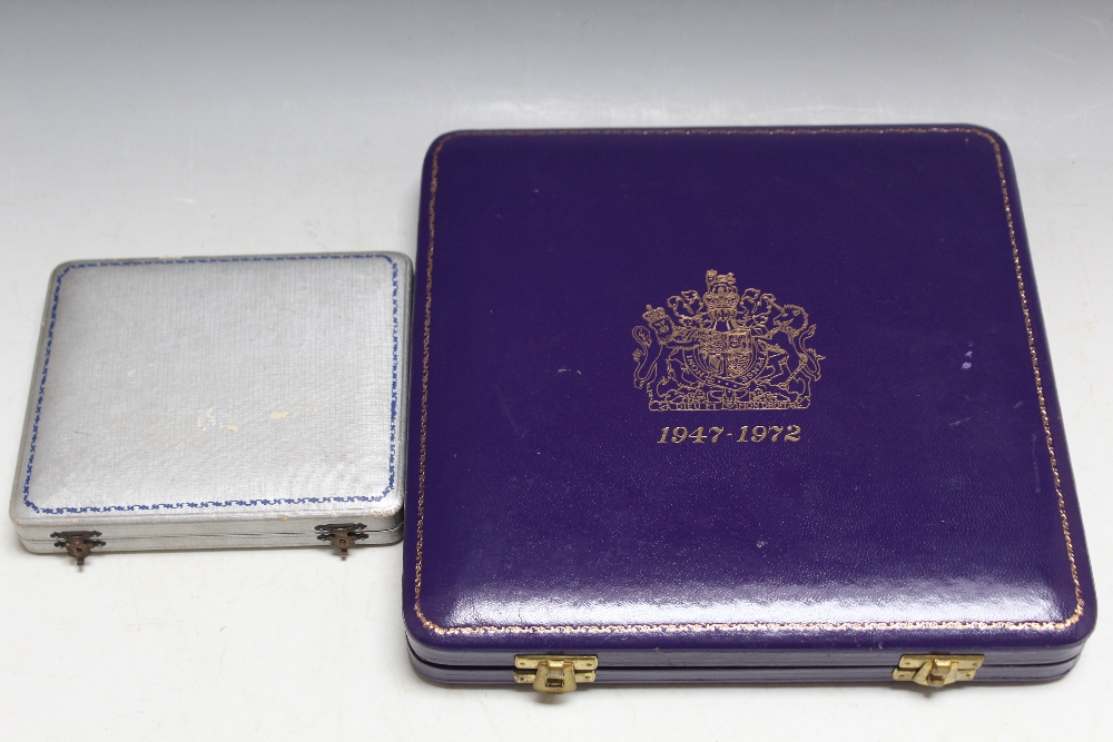 A HALLMARKED SILVER CASED COMMEMORATIVE SALVER - BIRMINGHAM 1972, approx weight 285g, together - Image 5 of 5