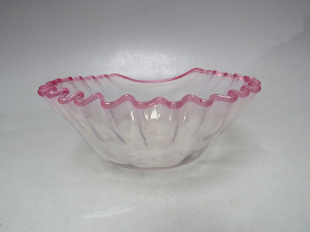 AN EARLY 20TH CENTURY STOURBRIDGE CLEAR AND OPALESCENT PINK FRILLED GLASS BOWL, with pontil mark - Image 2 of 5