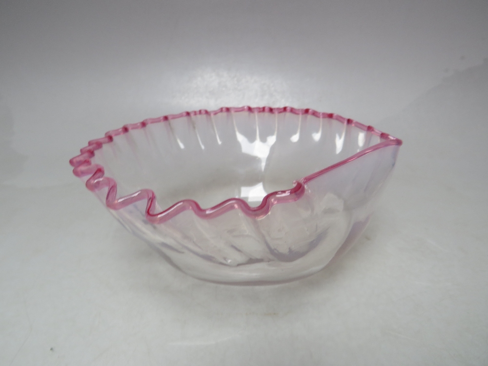 AN EARLY 20TH CENTURY STOURBRIDGE CLEAR AND OPALESCENT PINK FRILLED GLASS BOWL, with pontil mark - Image 3 of 5