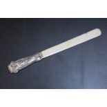 AN ART NOUVEAU HALLMARKED SILVER HANDLED IVORY PAGE TURNER - BIRMINGHAM 1905, L 24.5 cm