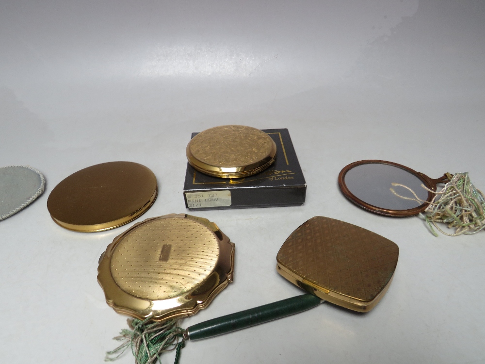 FOUR VINTAGE LADIES POWDER COMPACTS, comprising a Regent of London compact with blue enamel lid - Image 2 of 8