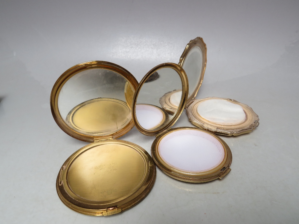 FOUR VINTAGE LADIES POWDER COMPACTS, comprising a Regent of London compact with blue enamel lid - Image 3 of 8