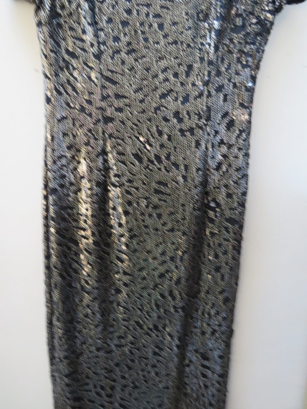 A NEW WITH TAGS 'ADRIANNA PAPELL' FULL LENGTH EVENING DRESS - SIZE 8 / XS, fully lined, extensive - Image 8 of 11