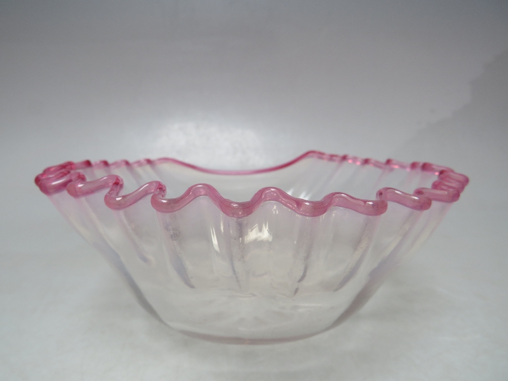AN EARLY 20TH CENTURY STOURBRIDGE CLEAR AND OPALESCENT PINK FRILLED GLASS BOWL, with pontil mark - Image 5 of 5