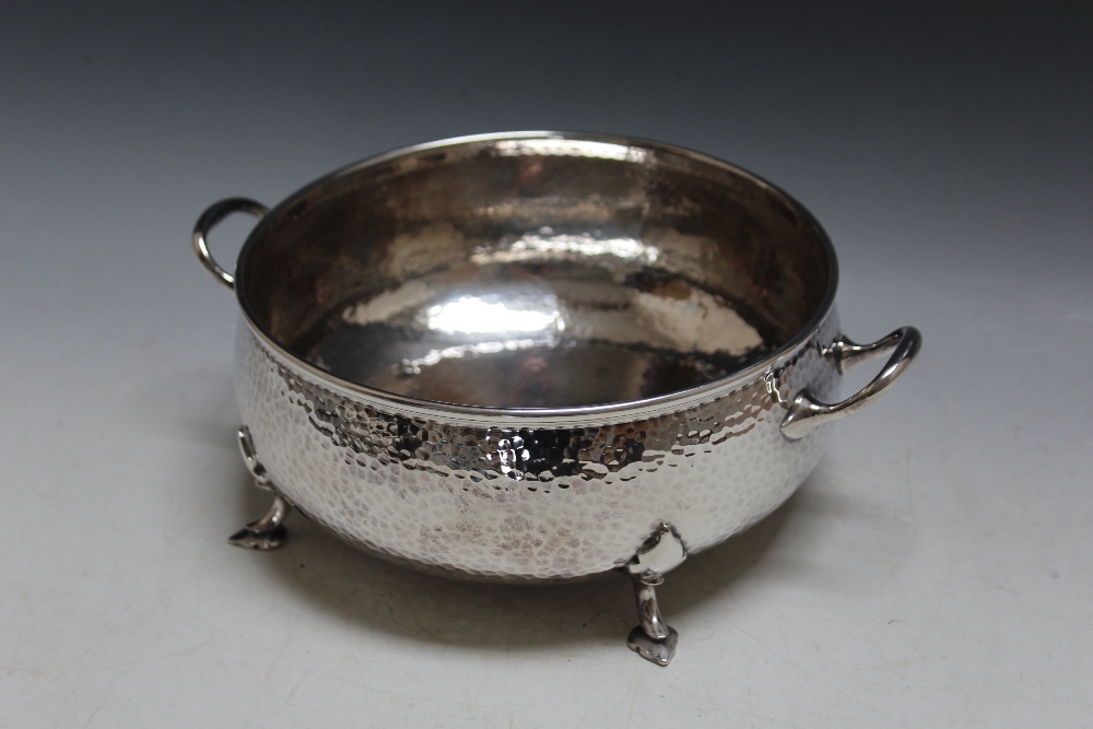 A SILVER PLATED ARTS AND CRAFTS TWIN HANDLED HAMMERED FINISH BOWL BY MAPPIN & WEBB OF LONDON,