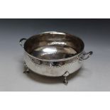 A SILVER PLATED ARTS AND CRAFTS TWIN HANDLED HAMMERED FINISH BOWL BY MAPPIN & WEBB OF LONDON,