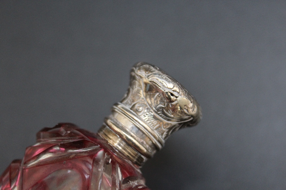 A OVERLAY GLASS SCENT BOTTLE, with flip top opening chased lid, A/F, H 7.5 cmCondition Report:lid - Image 3 of 3