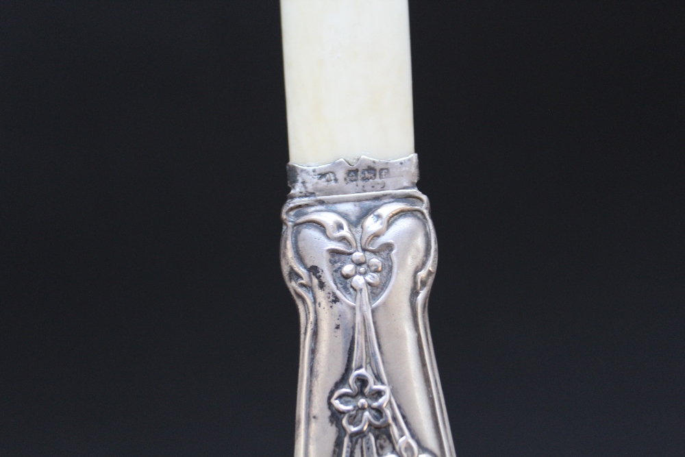 AN ART NOUVEAU HALLMARKED SILVER HANDLED IVORY PAGE TURNER - BIRMINGHAM 1905, L 24.5 cm - Image 2 of 3