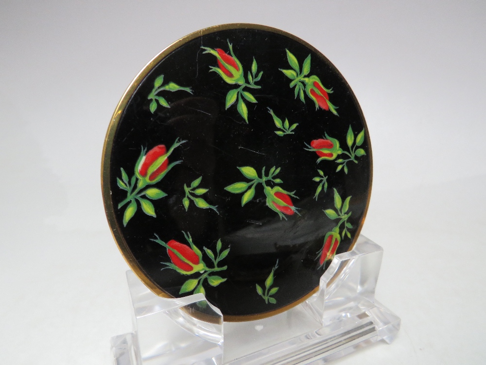 FOUR VINTAGE LADIES POWDER COMPACTS, comprising a Regent of London compact with blue enamel lid - Image 8 of 8