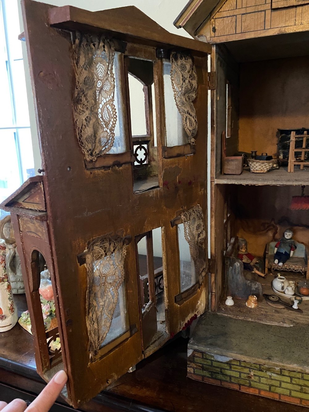 A VINTAGE MORITZ GOTTSCHALK DOLLS HOUSE - GERMAN CIRCA 1900, the chromolithographed facade with left - Image 3 of 5