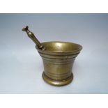 A VINTAGE HEAVY BRASS PESTLE AND MORTAR, H 12 cm, Dia. 15 cm