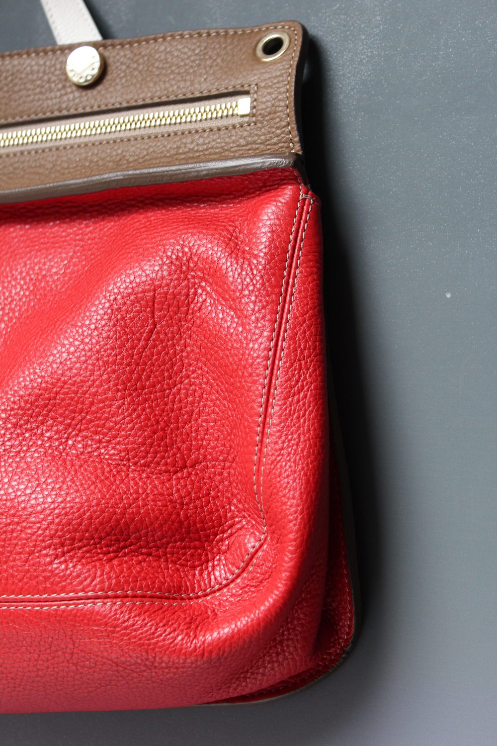 A FURLA SATCHEL STYLE HANDBAG WITH ADDITIONAL SHOULDER STRAP, red leather with cream and brown - Image 4 of 6