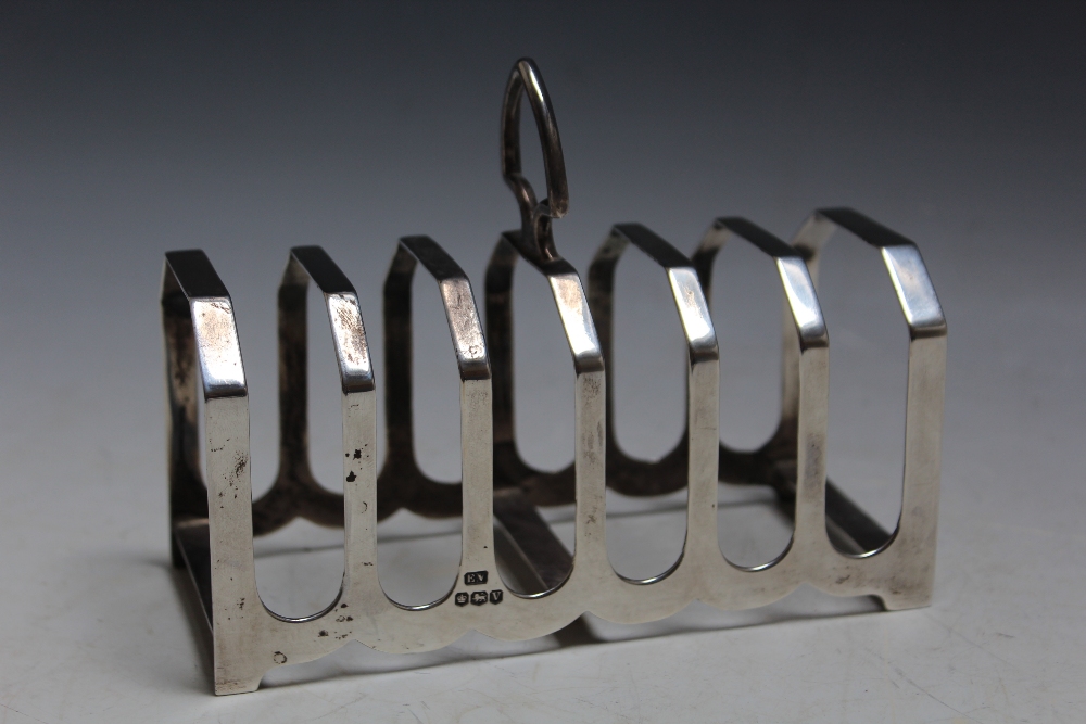 A HALLMARKED SILVER SIX DIVISION TOAST RACK BY VINERS LTD - SHEFFIELD 1964, approx weight 143g, W