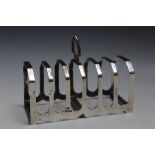 A HALLMARKED SILVER SIX DIVISION TOAST RACK BY VINERS LTD - SHEFFIELD 1964, approx weight 143g, W