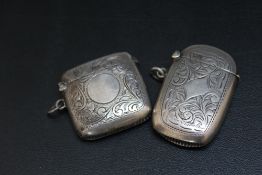 TWO HALLMARKED SILVER VESTA CASES, the taller being a Chester 1919 example, H 5 cm