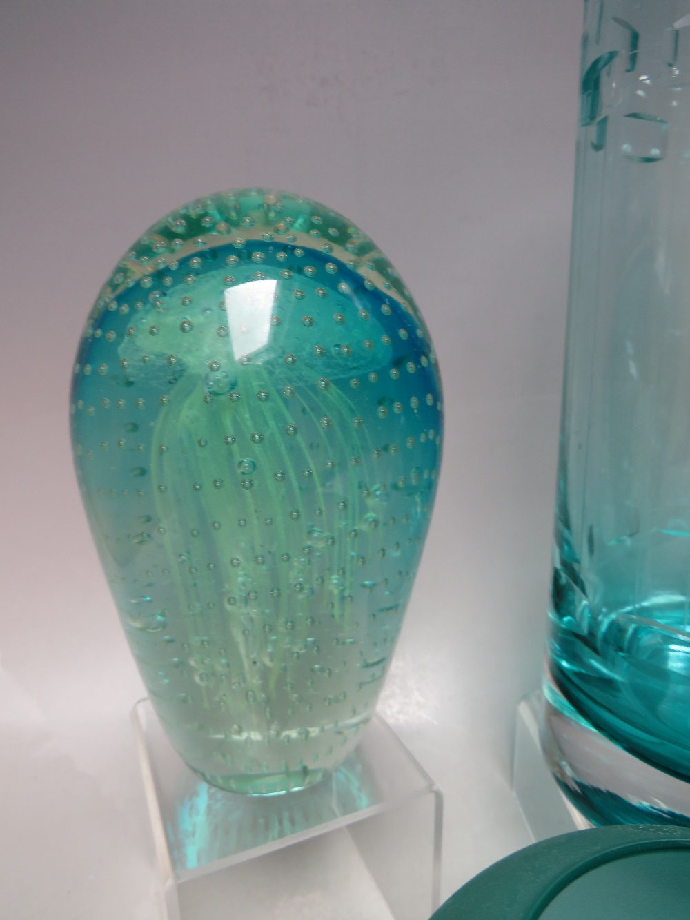 FIVE ITEMS OF VINTAGE AND STUDIO GLASS, to include a Caithness vase of cylindrical form, a Murano - Image 2 of 10