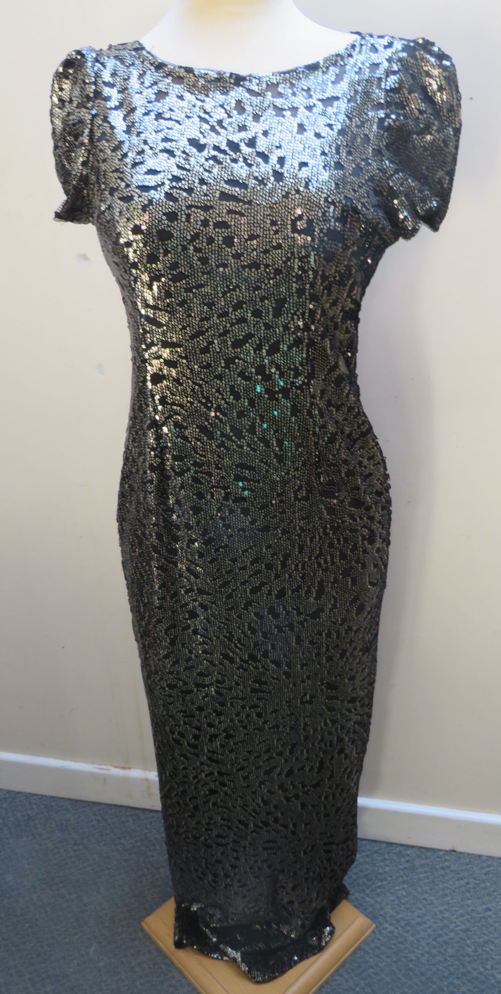 A NEW WITH TAGS 'ADRIANNA PAPELL' FULL LENGTH EVENING DRESS - SIZE 8 / XS, fully lined, extensive - Image 2 of 11