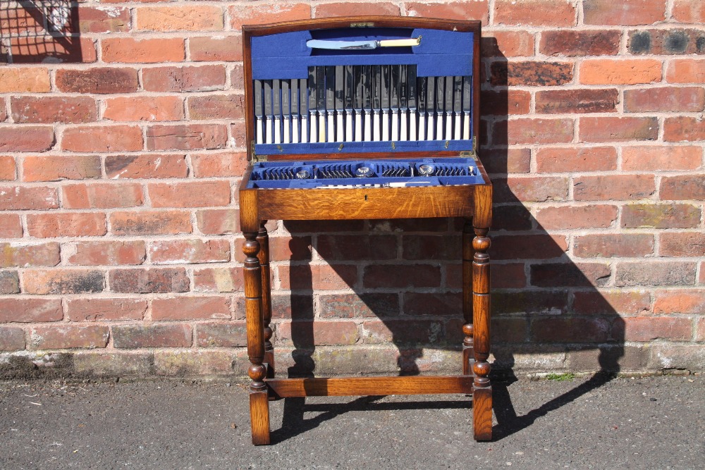 A MID TWENTIETH CENTURY OAK CASED CANTEEN OF PLATED CUTLERY, the canteen with hinged lid and - Image 2 of 6