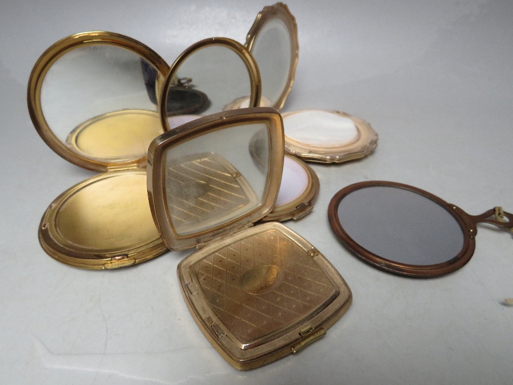 FOUR VINTAGE LADIES POWDER COMPACTS, comprising a Regent of London compact with blue enamel lid - Image 4 of 8