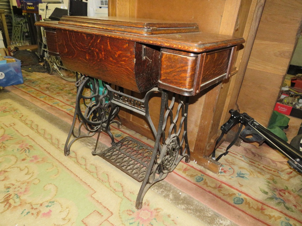 AN OAK AND CAST SINGER TREADLE SEWING MACHINE - Image 4 of 5