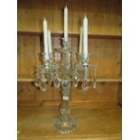 A LARGE MODERN DECORATIVE GLASS FIVE BRANCH CANDELABRA, WITH SWIRLED EFFECT CANDLE HOLDERS AND THREE