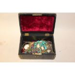 A VICTORIAN STYLE JEWELLERY BOX AND CONTENTS TO INCLUDE CAMEO BROOCHES