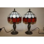 A PAIR OF SMALL TIFFANY STYLE TABLE LAMPS, OVERALL H. 35 CM