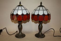 A PAIR OF SMALL TIFFANY STYLE TABLE LAMPS, OVERALL H. 35 CM