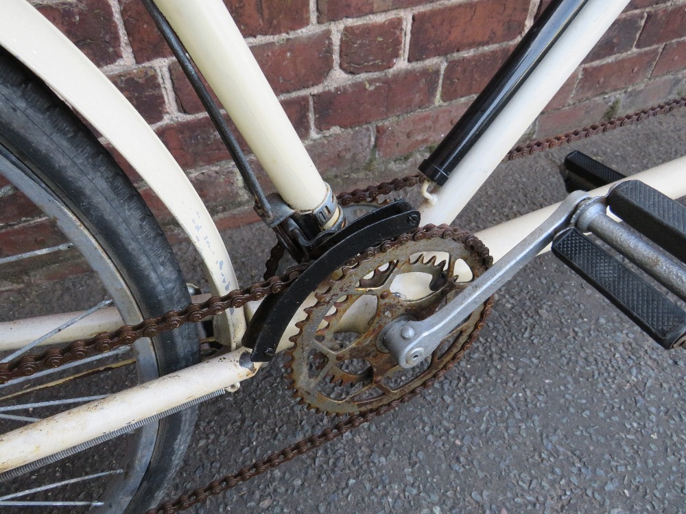 AN EARLY TO MID 20TH CENTURY VINTAGE 'PETREL' TANDEM BICYCLE, with cream coachwork - Image 8 of 10