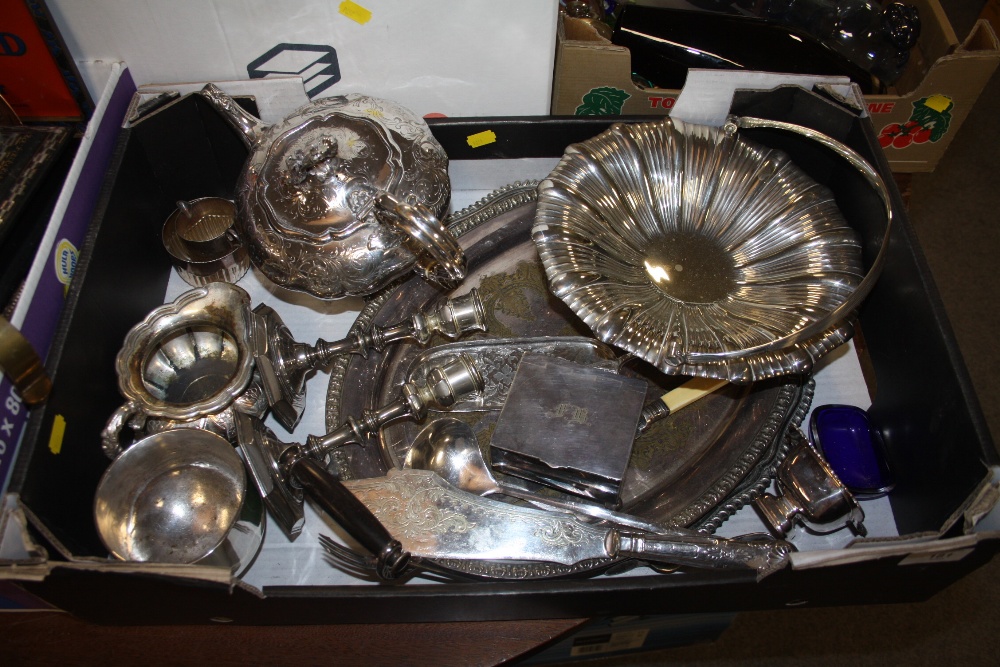 A TRAY OF SILVER PLATED METALWARE TO INCLUDE A SILVER HANDLED FISH KNIFE, SILVER PLATED CIGARETTE