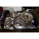 A TRAY OF SILVER PLATED METALWARE TO INCLUDE A SILVER HANDLED FISH KNIFE, SILVER PLATED CIGARETTE