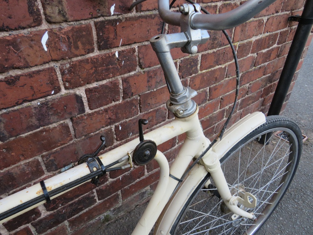 AN EARLY TO MID 20TH CENTURY VINTAGE 'PETREL' TANDEM BICYCLE, with cream coachwork - Image 4 of 10