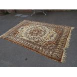 A LARGE 20TH CENTURY WOOLLEN RUG / CARPET 285 X 195 CM